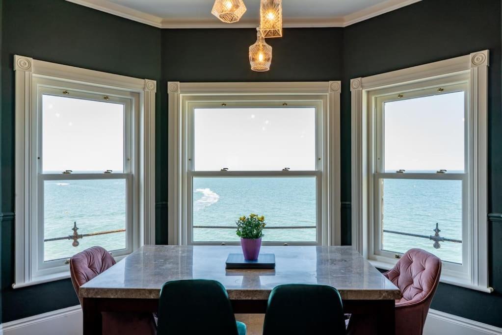 Luxury Duplex Penthouse On The Beach With Panoramic Sea Views แฮร์นเบย์ ภายนอก รูปภาพ