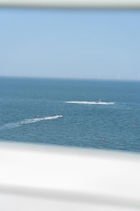 Luxury Duplex Penthouse On The Beach With Panoramic Sea Views แฮร์นเบย์ ภายนอก รูปภาพ