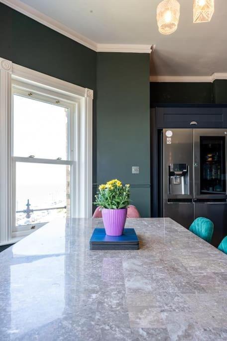 Luxury Duplex Penthouse On The Beach With Panoramic Sea Views แฮร์นเบย์ ภายนอก รูปภาพ